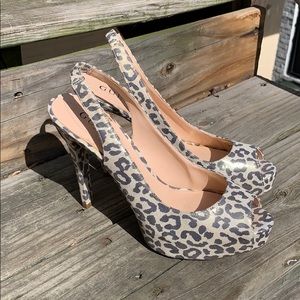 Guess size 6 1/2 beige glittery animal print
